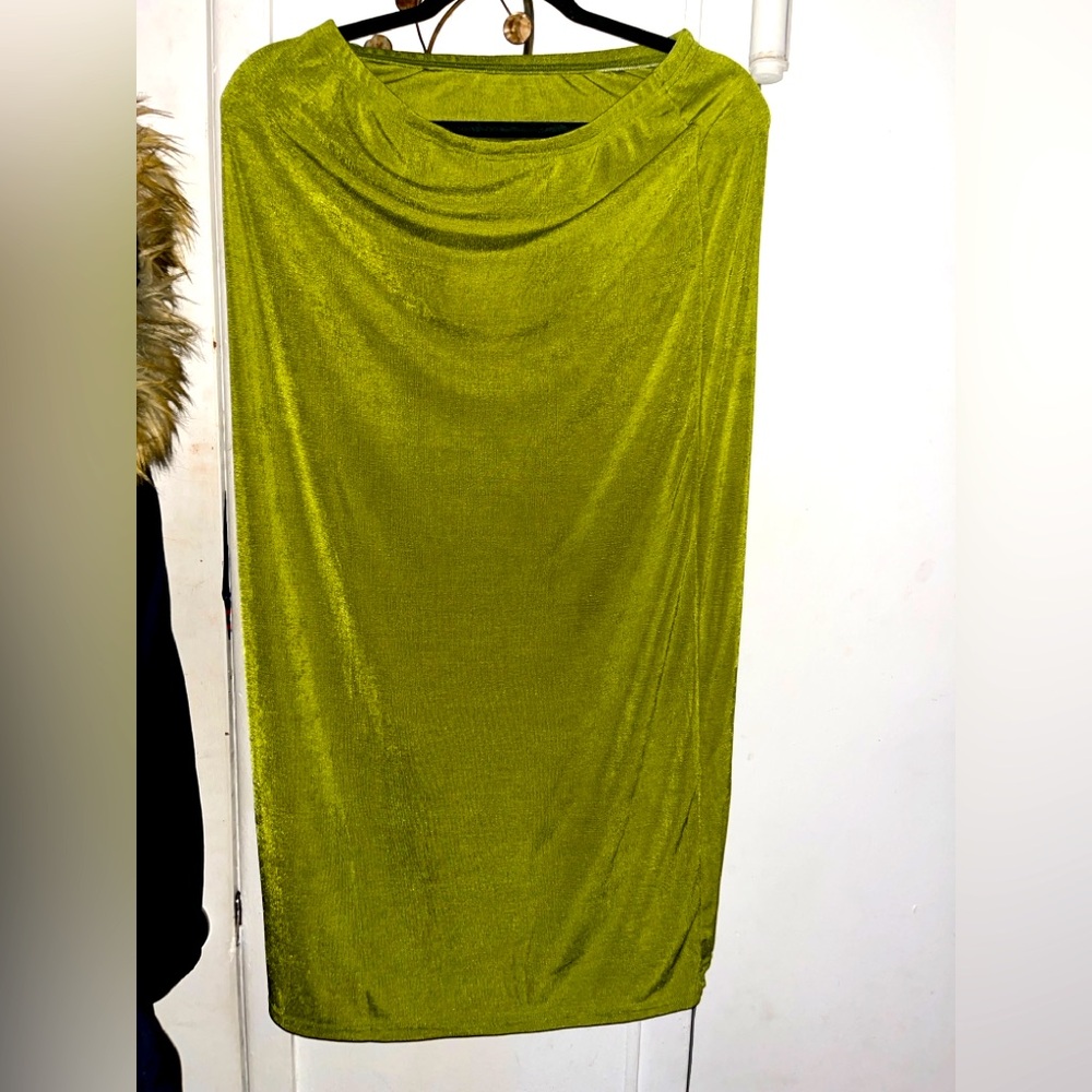 Green velvet skirt
- barley worn
- perfect condition